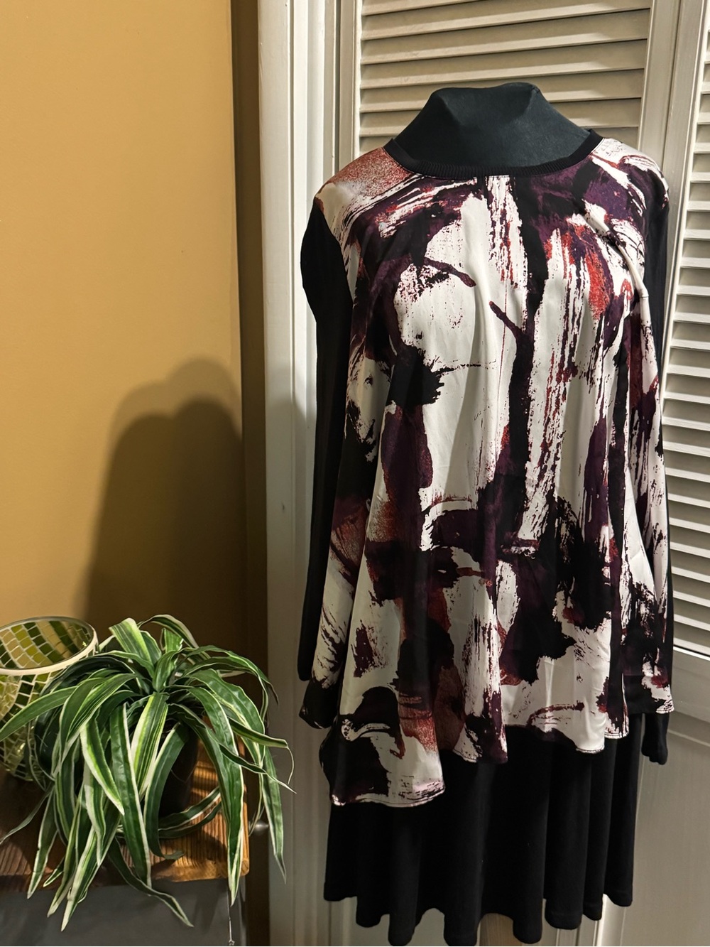 Simply Vera Vera Wang Black, White & Plum Abstract Swing Tunic